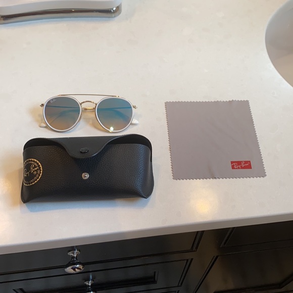 Selling sunglasses - Picture 4 of 4